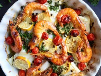 Треска запечённая с овощами и креветками