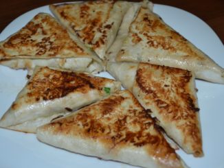 Треугольники из лаваша с капустой и ветчиной