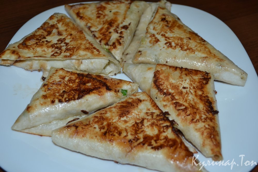 Треугольники из лаваша с капустой и ветчиной