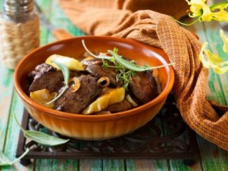 Жареная куриная печень с яблоками