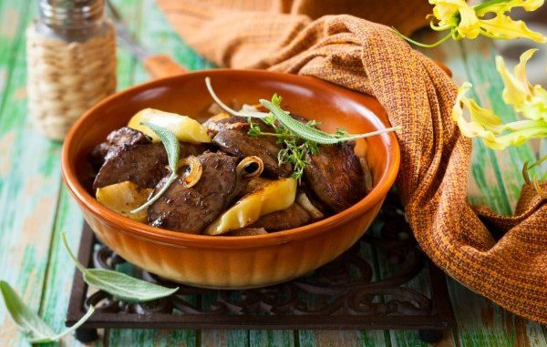 Жареная куриная печень с яблоками Жареная куриная печень с яблоками