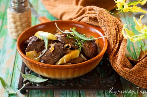 Жареная куриная печень с яблоками