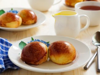 Булочки с маковой начинкой и ванильным соусом