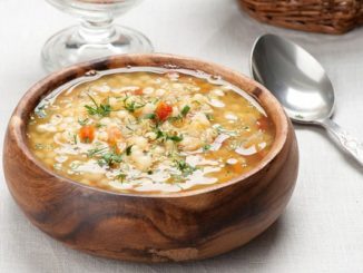Чечевичный суп с лапшой и солеными огурцами