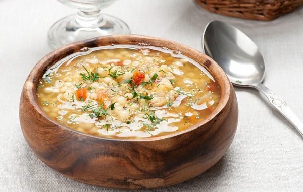 Чечевичный суп с лапшой и солеными огурцами Чечевичный суп с лапшой и солеными огурцами