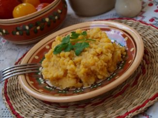 Гороховая каша с жареным луком и сухариками