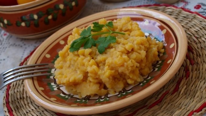 Гороховая каша с жареным луком и сухариками Гороховая каша с жареным луком и сухариками