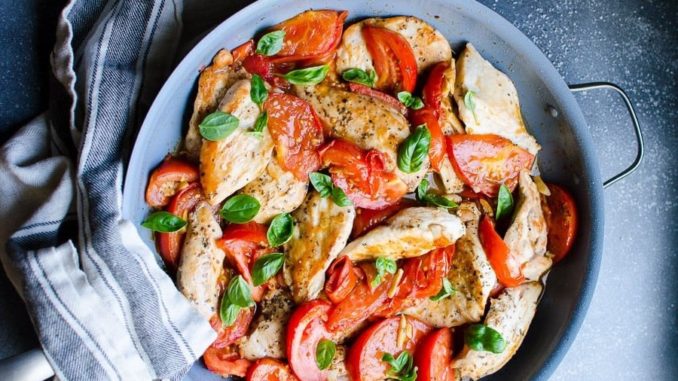 Куриная грудка с томатами и чесноком Куриная грудка с томатами и чесноком