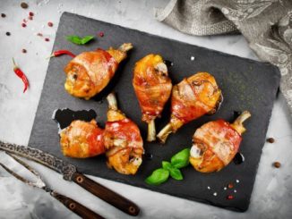 Куриные ножки в беконе