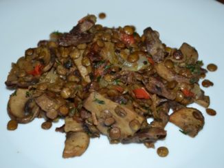 Куриные сердечки с шампиньонами и чечевицей