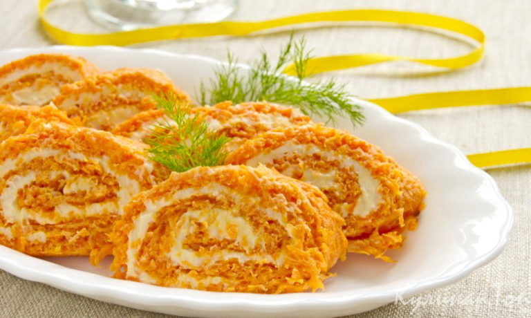 Морковный рулет с сырной начинкой