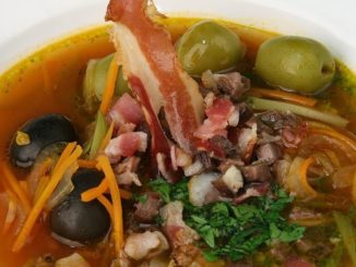 Мясная солянка с копченостями и пряными травами