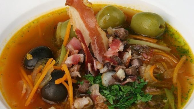 Мясная солянка с копченостями и пряными травами Мясная солянка с копченостями и пряными травами