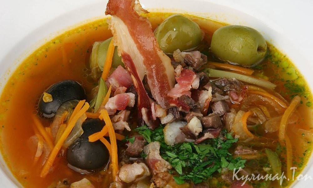 Мясная солянка с копченостями и пряными травами