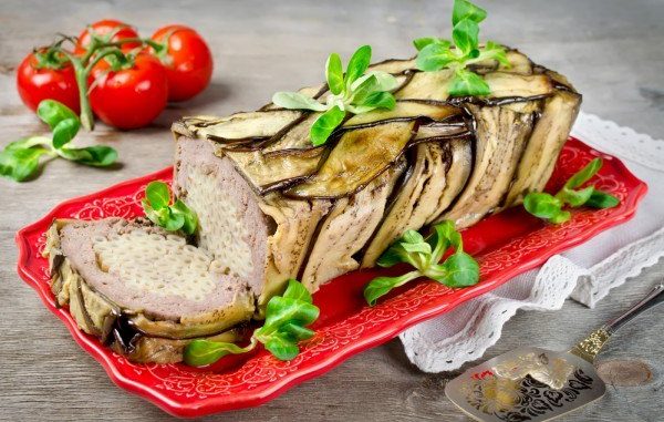 Мясной рулет с макаронами и баклажанами Мясной рулет с макаронами и баклажанами
