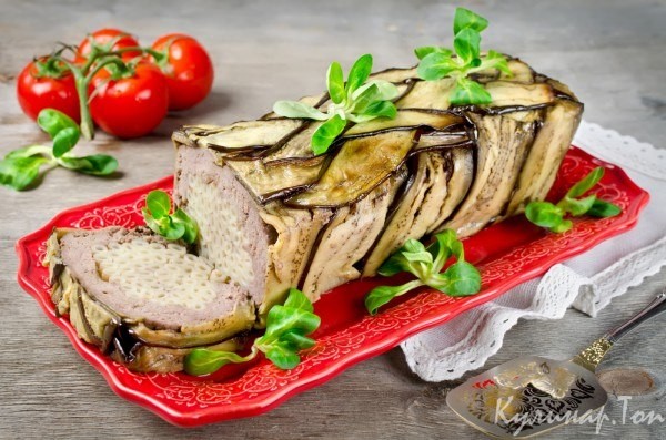 Мясной рулет с макаронами и баклажанами