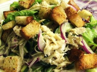 Мясной салат с сухариками