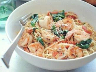 Паста с креветками, помидорами, лимоном и шпинатом
