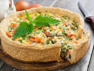 Пирог с лососем, яйцами и зеленью