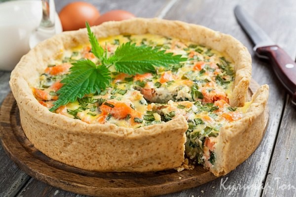Пирог с лососем, яйцами и зеленью