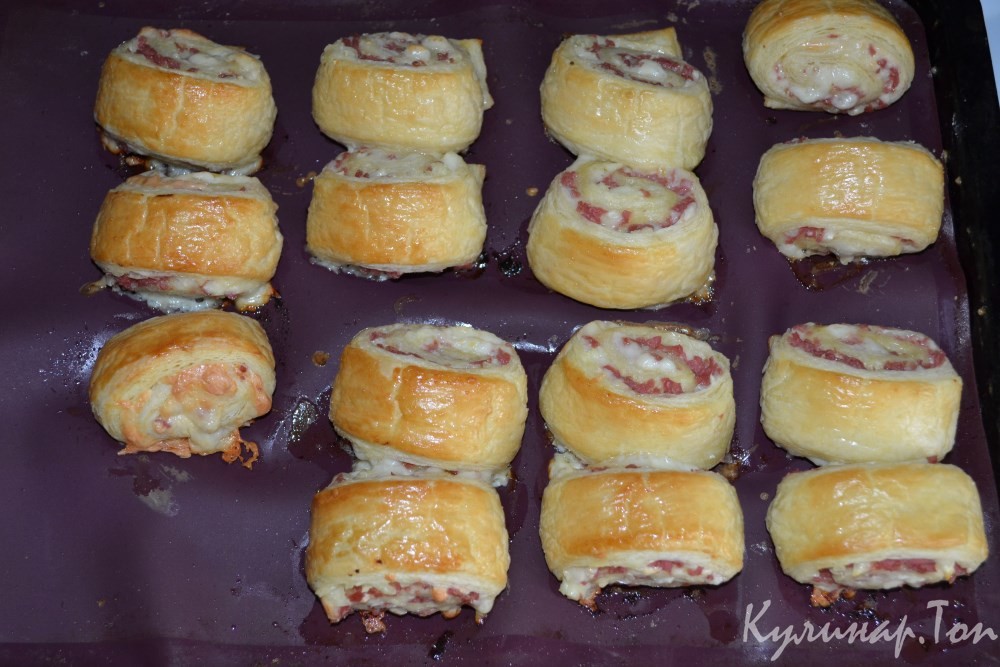 Рулетики из слоеного теста с сыром и сосисками