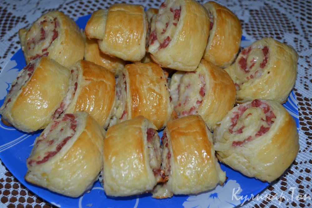 Рулетики из слоеного теста с сыром и сосисками