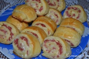 Рулетики из слоеного теста с сыром и сосисками