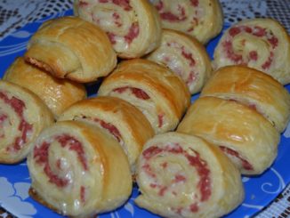 Рулетики из слоеного теста с сыром и сосисками