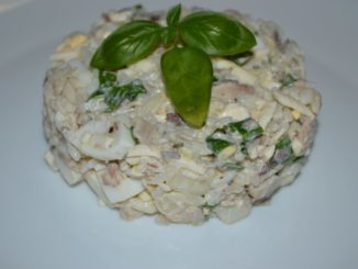 Рыбный салат с рисом и яйцами