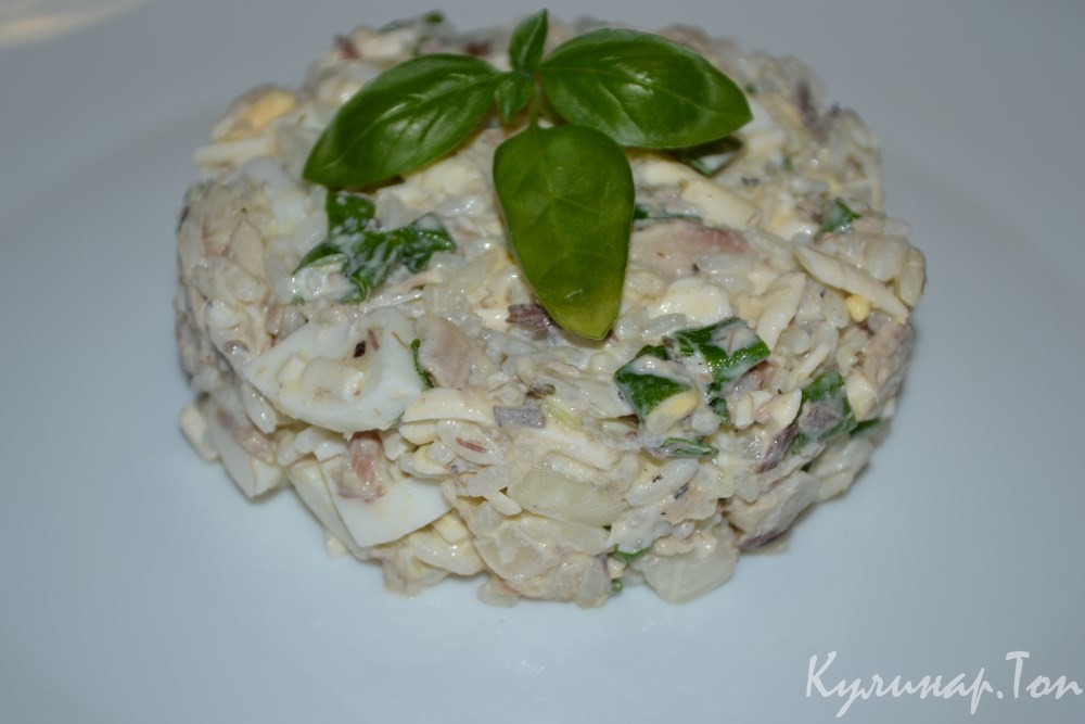 Рыбный салат с рисом и яйцами