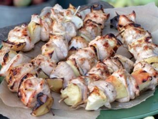 Шашлычки из куриной грудки с яблоком