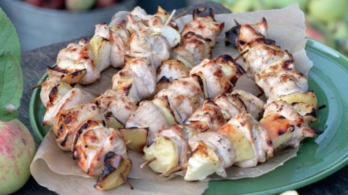 Шашлычки из куриной грудки с яблоком Шашлычки из куриной грудки с яблоком