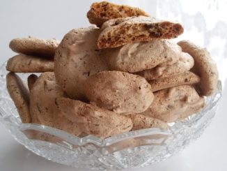 Шоколадные меренги с миндалем
