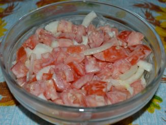 Салат из помидоров с горчично-лимонным соусом