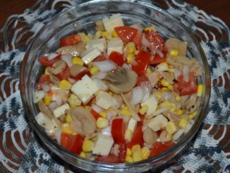 Салат из помидоров с шампиньонами и моцареллой