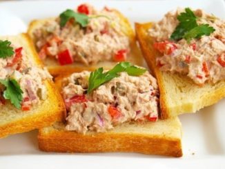 Салат из тунца на тостах