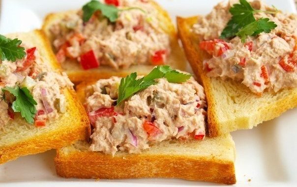 Салат из тунца на тостах Салат из тунца на тостах
