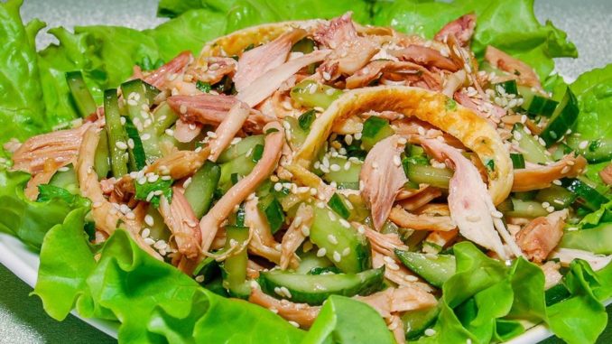 Салат-коктейль из курицы с огурцами Салат-коктейль из курицы с огурцами