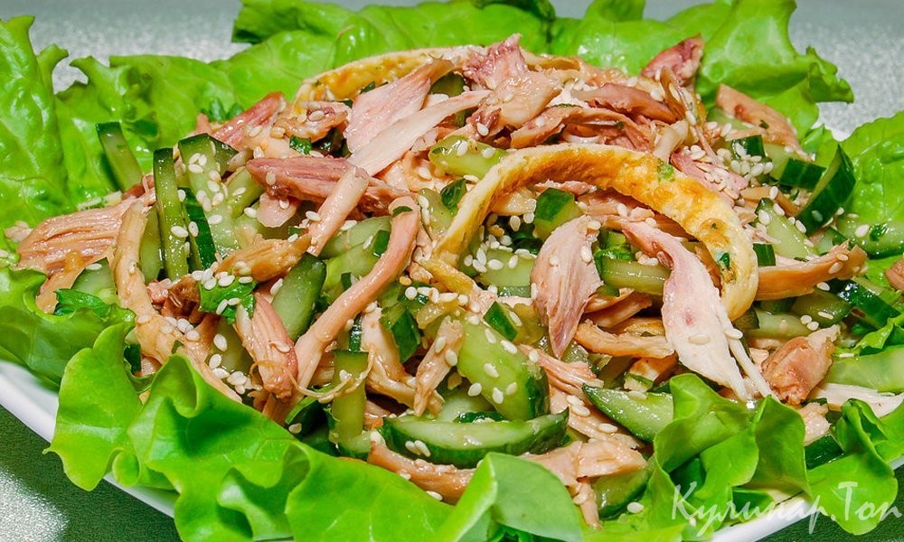 Салат-коктейль из курицы с огурцами
