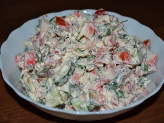 Салат с крабовым мясом и овощами