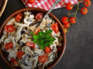 Салат с курицей, кальмарами, грибами и помидорами