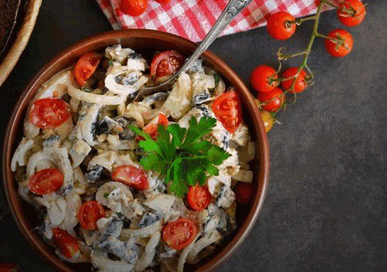 Салат с курицей, кальмарами, грибами и помидорами Салат с курицей, кальмарами, грибами и помидорами