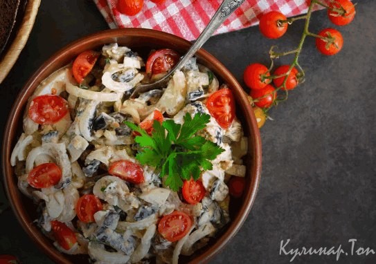 Салат с курицей, кальмарами, грибами и помидорами