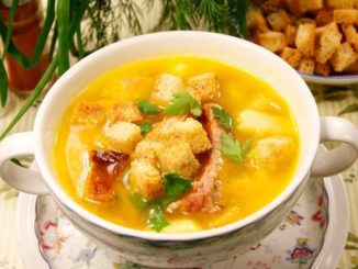 Суп гороховый с куриным мясом и копченостями