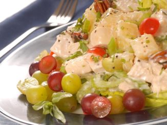Теплый салат из курицы и винограда