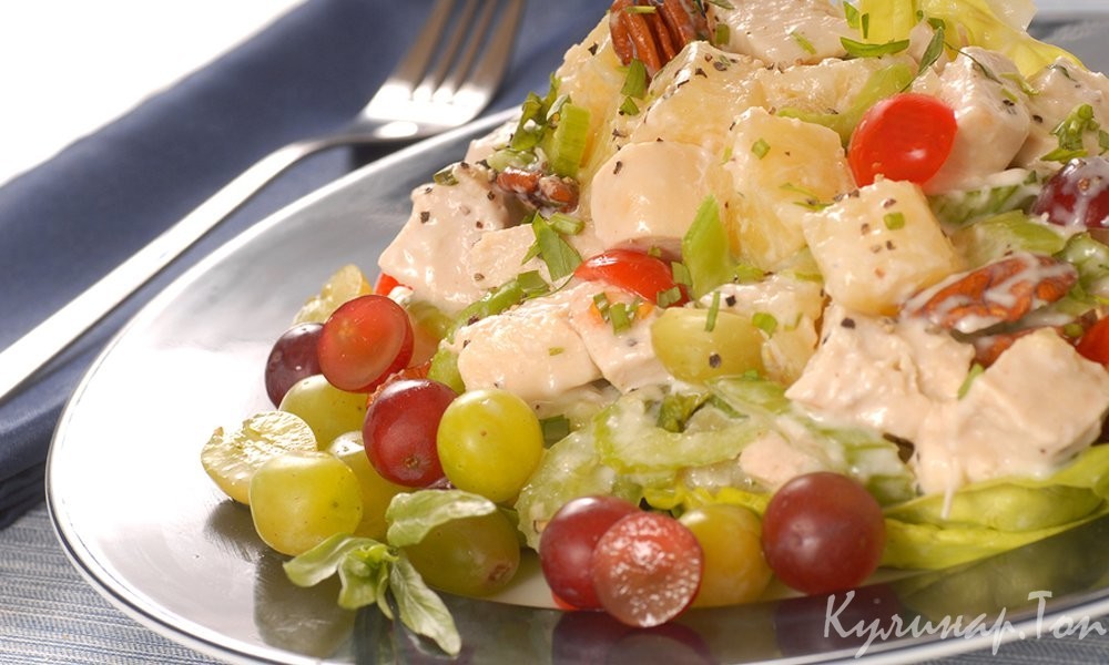 Теплый салат из курицы и винограда