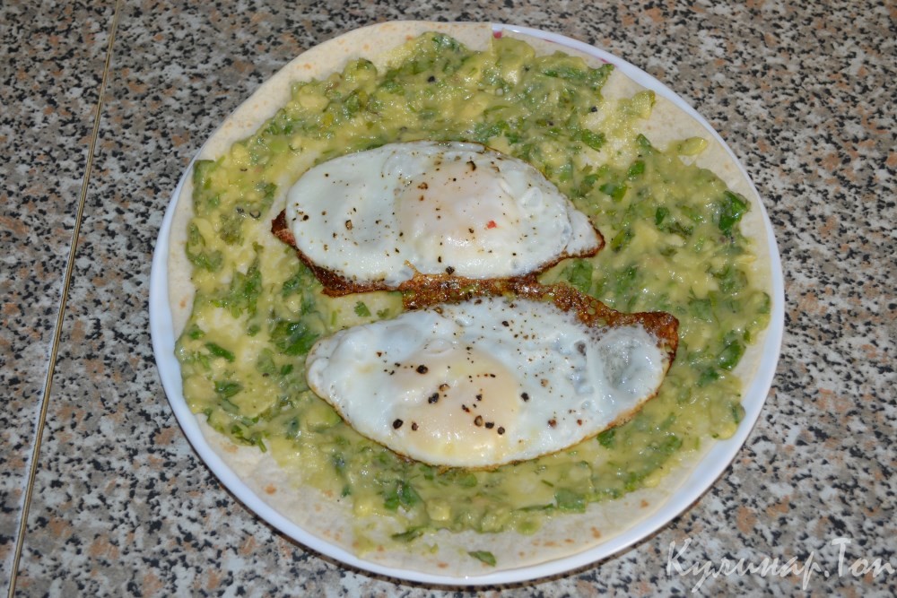Тортилья с жареным яйцом и гуакамоле