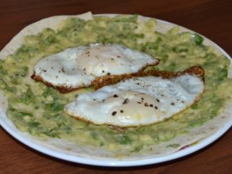 Тортилья с жареным яйцом и гуакамоле