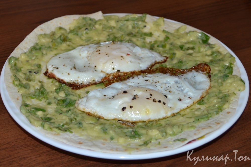 Тортилья с жареным яйцом и гуакамоле