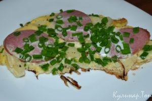 Яичница с колбасой и картофелем